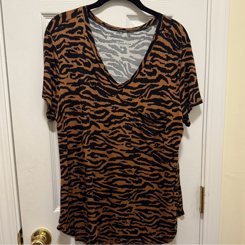 Grace & Lace Perfect Tiger Print V-Neck Top Small.